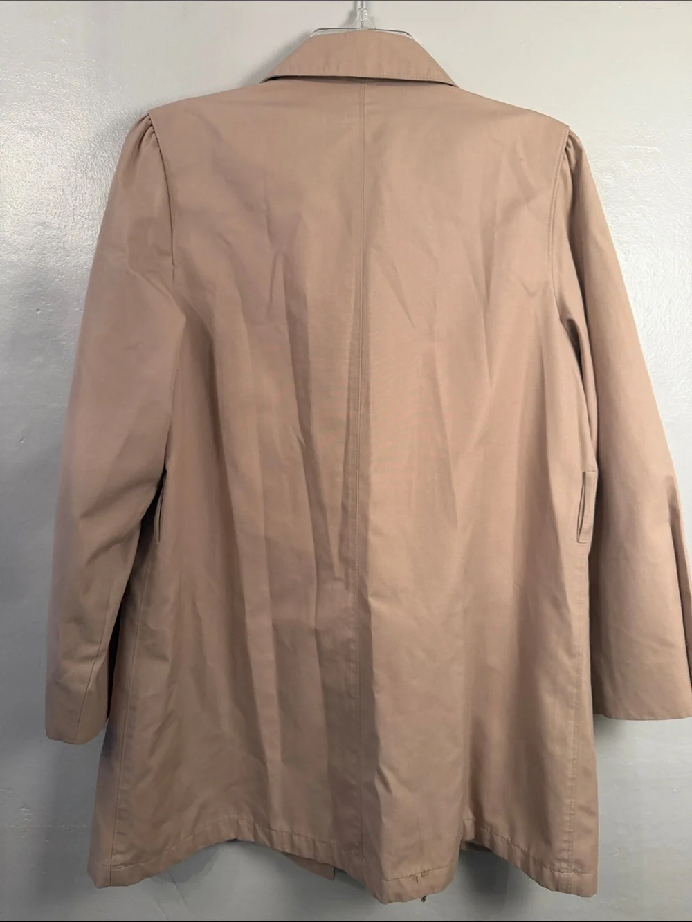 London Fog Womens Light Tan Single-Breasted Trench Coat size 8. Medium lenght